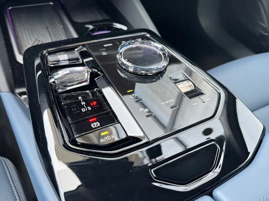 BMW 5 Series 2024 — фото 13