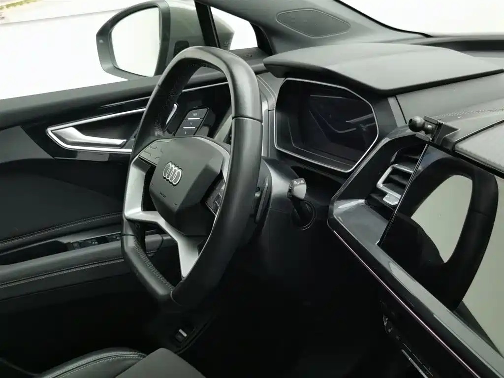 Audi Q4 e-tron 2023 — фото 22