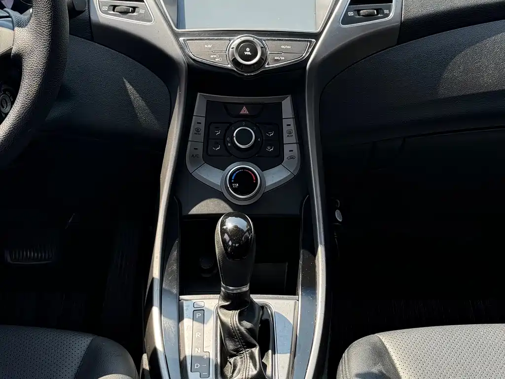 Hyundai Elantra Langdong 2015 — фото 12