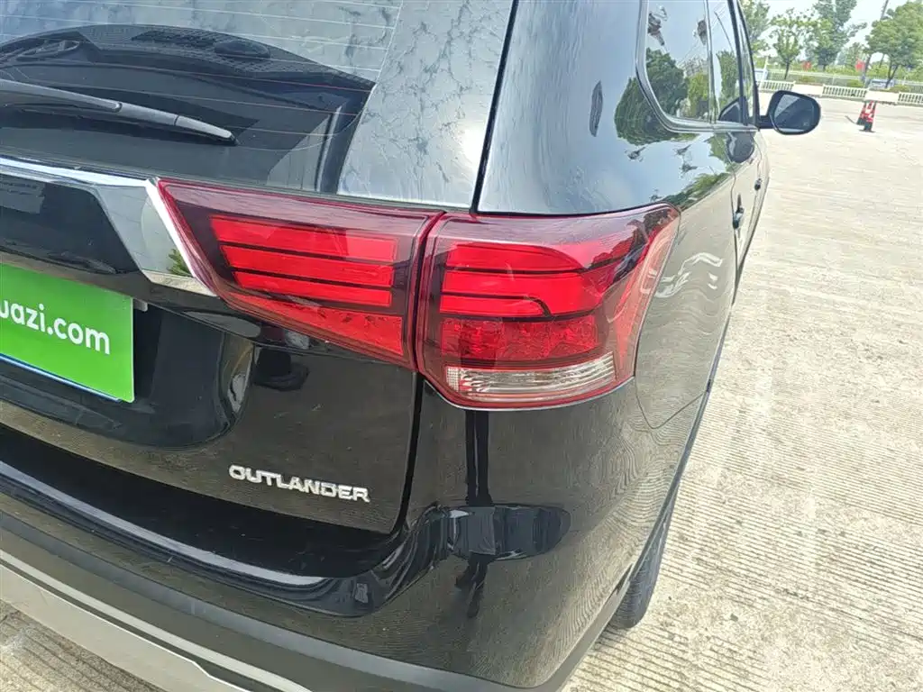 Mitsubishi Outlander 2020 — фото 8