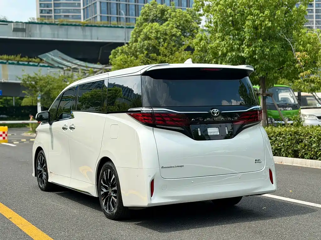 Toyota Alphard 2024 — фото 7