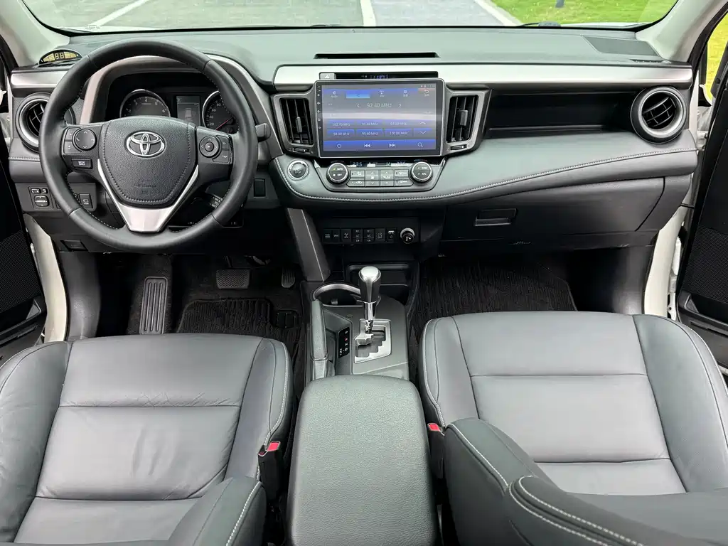 Toyota RAV4 2017 — фото 6
