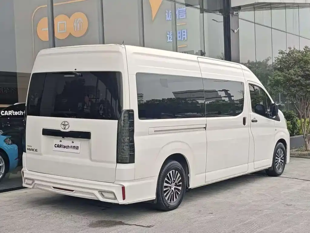 Toyota Hiace 2023 — фото 3