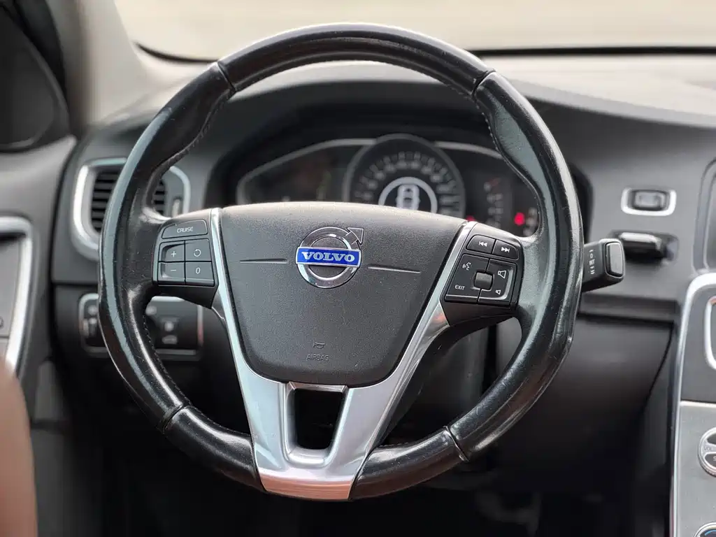 Volvo S60 2015 — фото 13