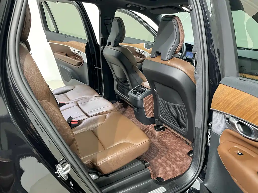 Volvo XC90 2022 — фото 26