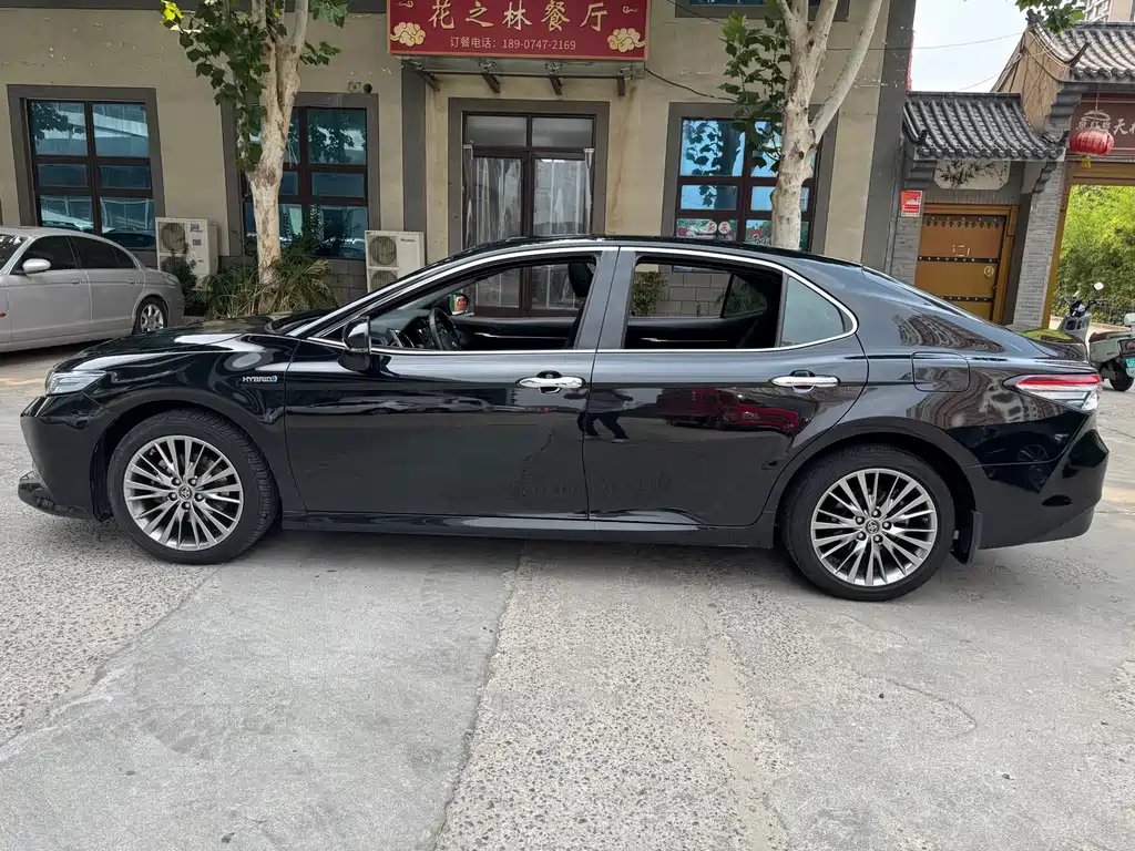 Toyota Camry 2018 — фото 3