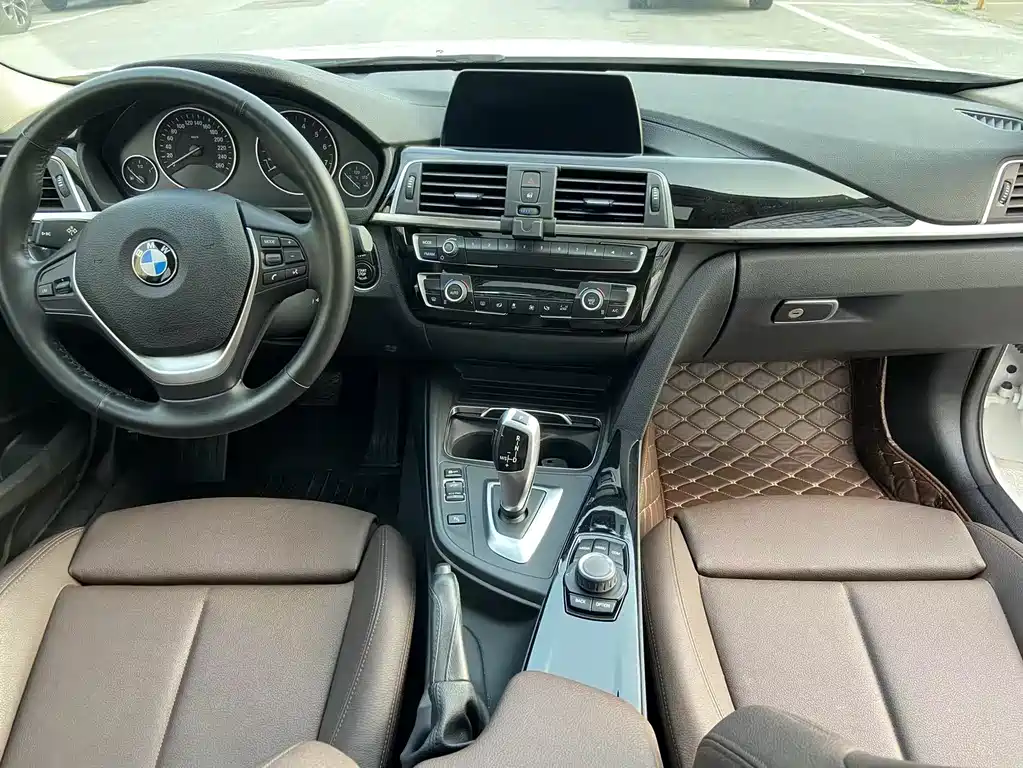 BMW 3 Series 2018 — фото 11