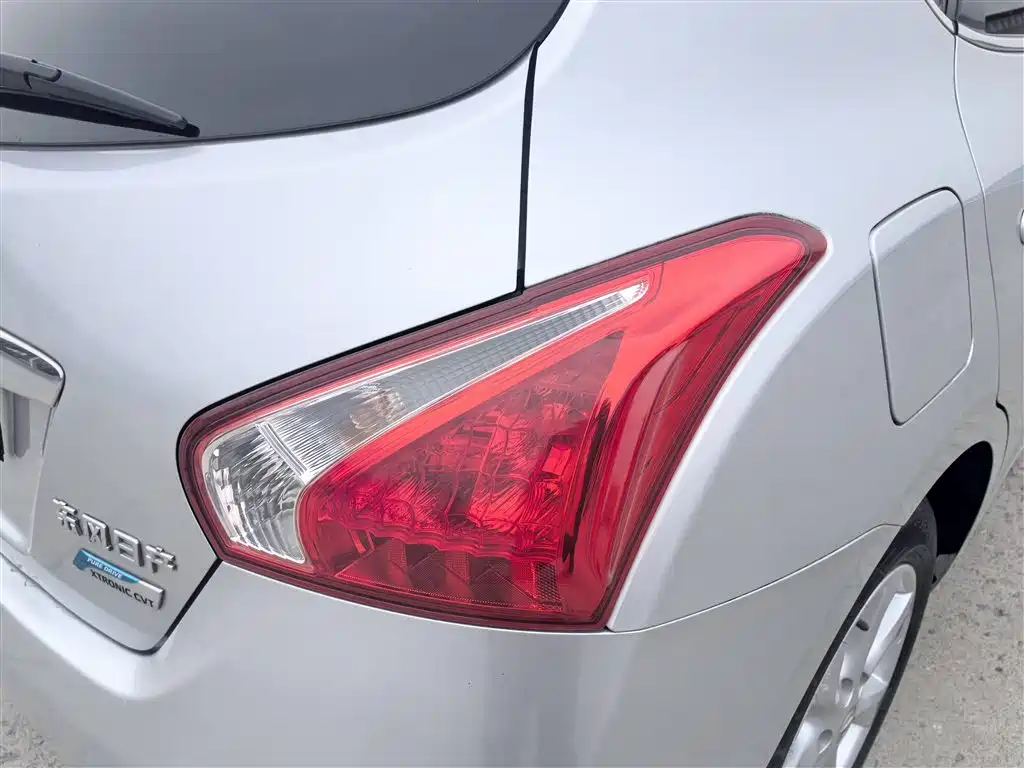 Nissan Tiida 2013 — фото 10