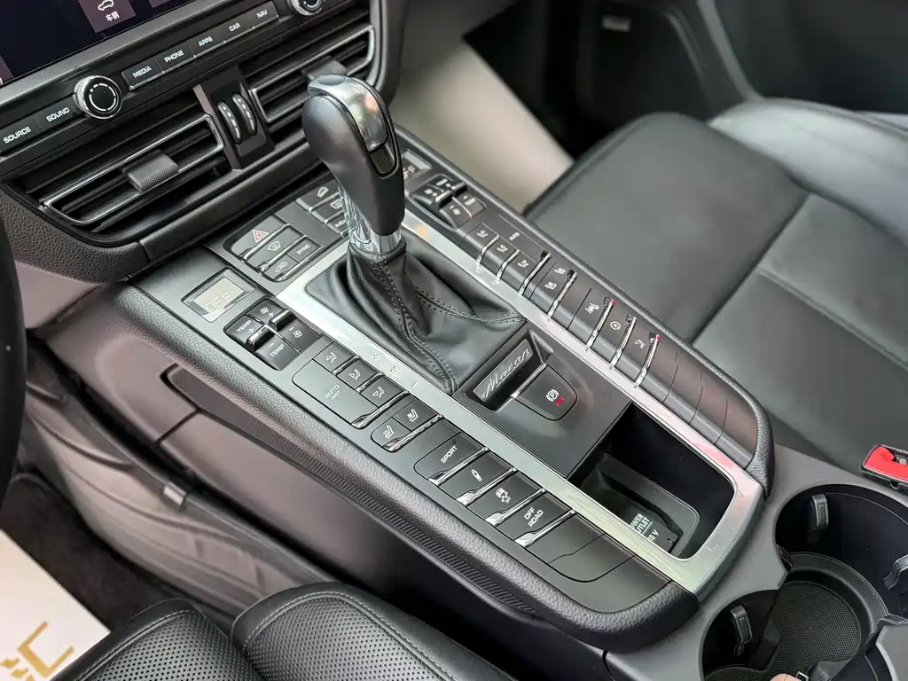 Porsche Macan 2018 — фото 16