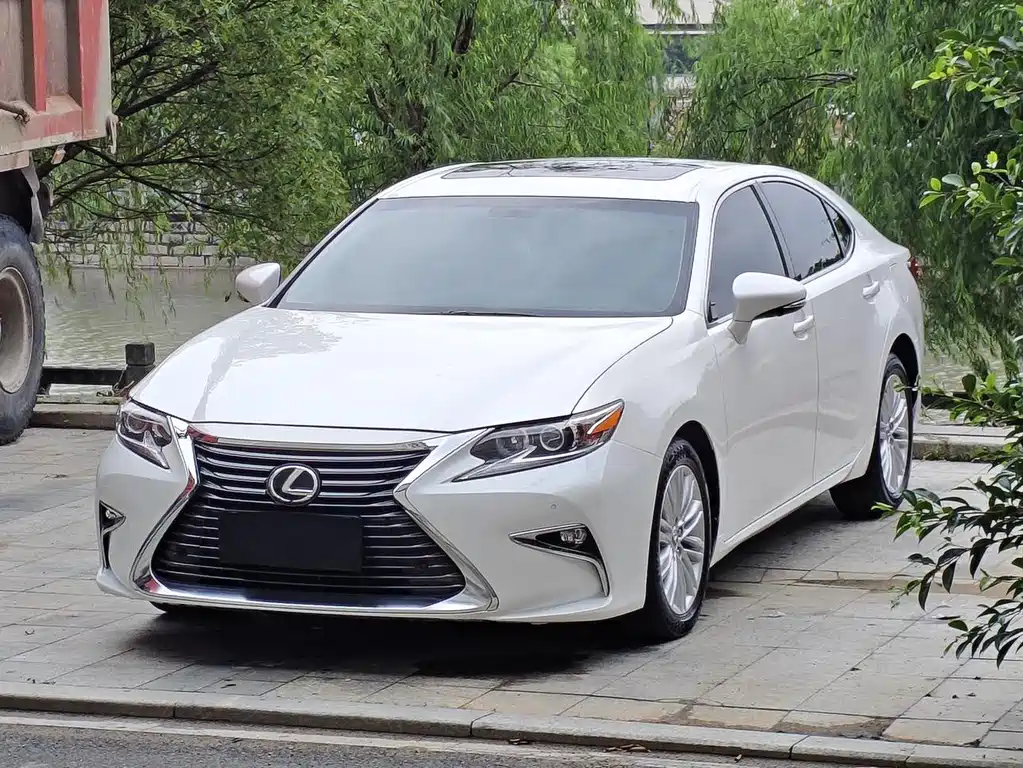 Lexus ES 2017 — фото 1