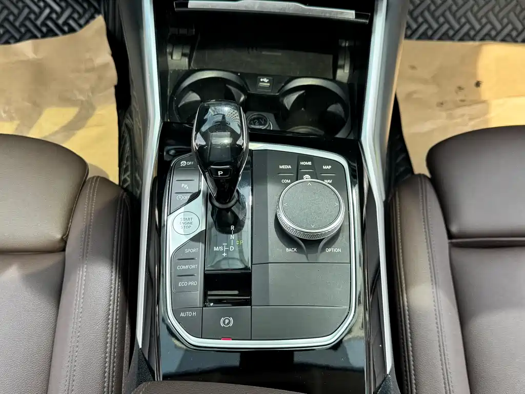 BMW 3 Series 2019 — фото 16
