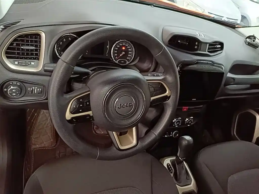 Jeep Renegade 2016 — фото 11