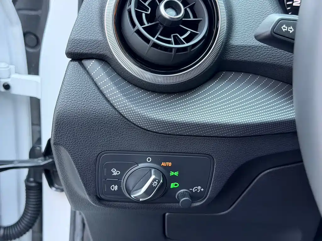 Audi Q2L 2023