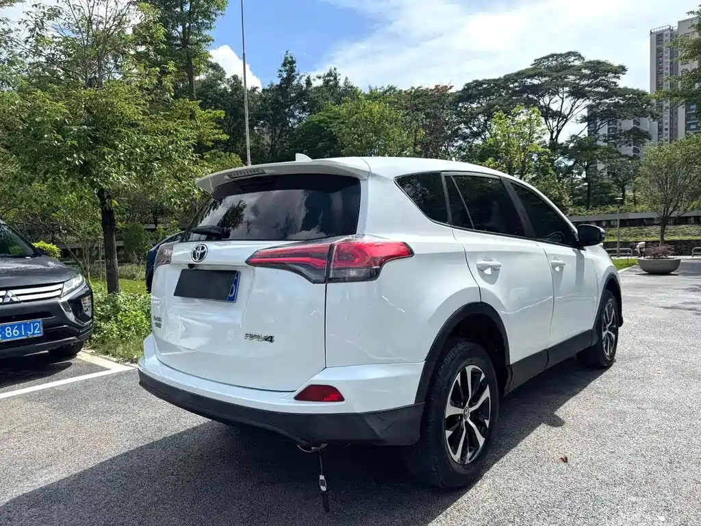 Toyota RAV4 2018 — фото 13