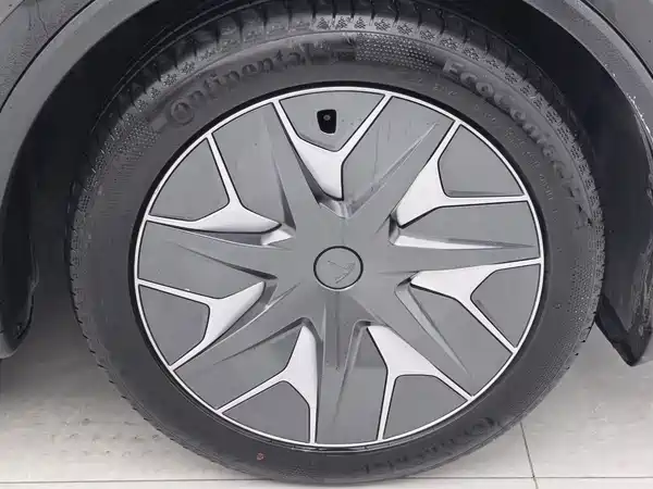 Tesla Model Y L 2025
