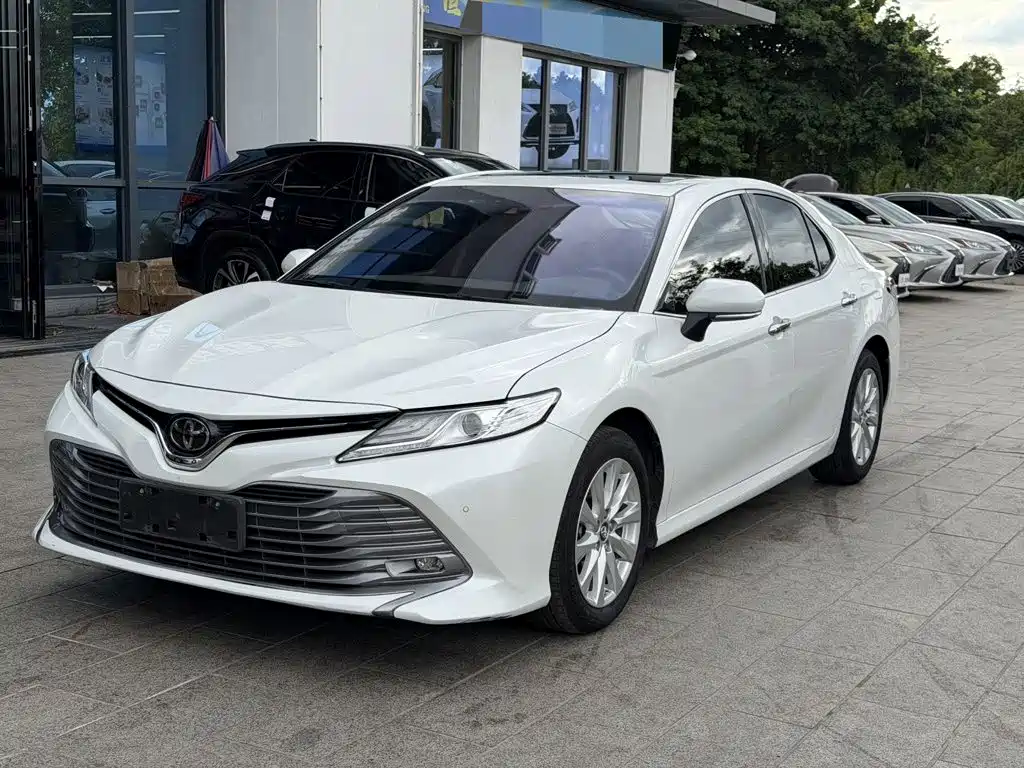 Toyota Camry 2020 — фото 1