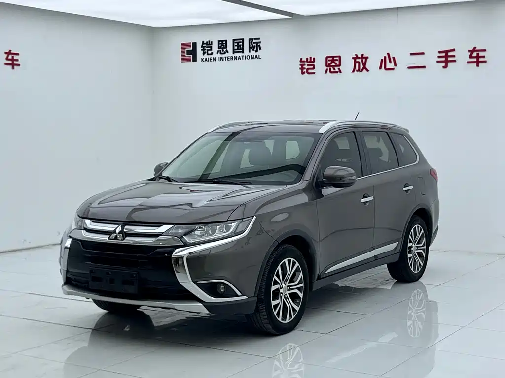 Mitsubishi Outlander 2017 — фото 1