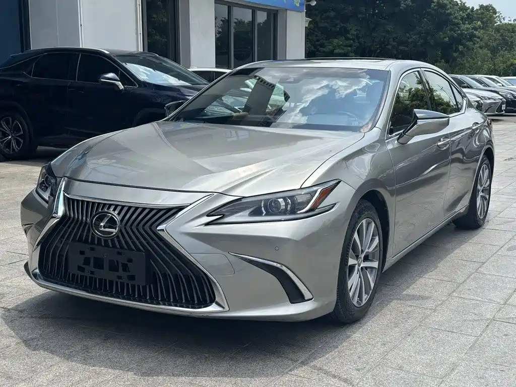 Lexus ES 2019 — фото 1