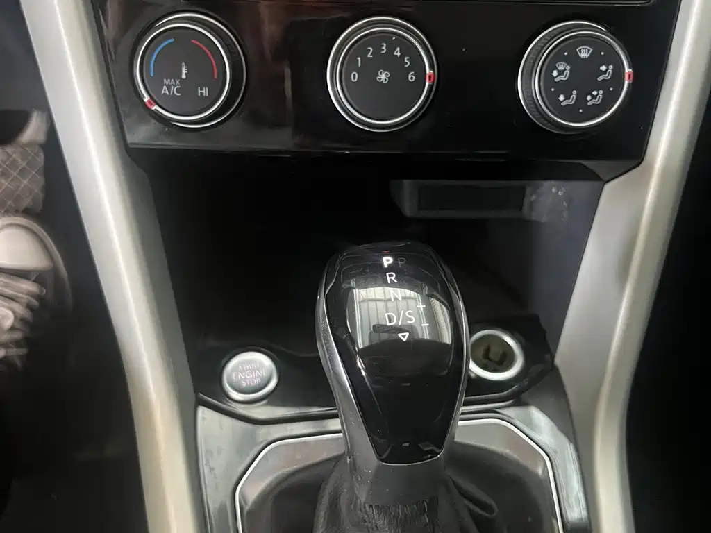 Volkswagen T-Roc 2023 — фото 15