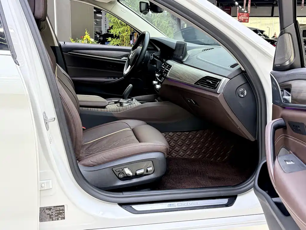 BMW 5 Series New Energy 2019 — фото 13