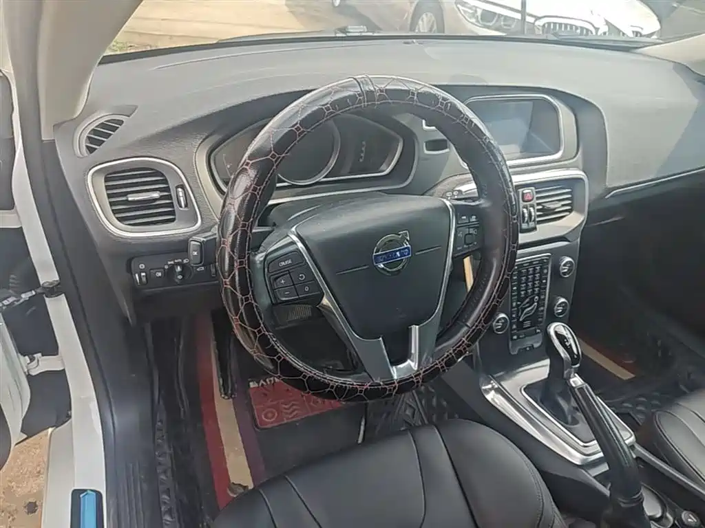 Volvo V40 2015 — фото 11