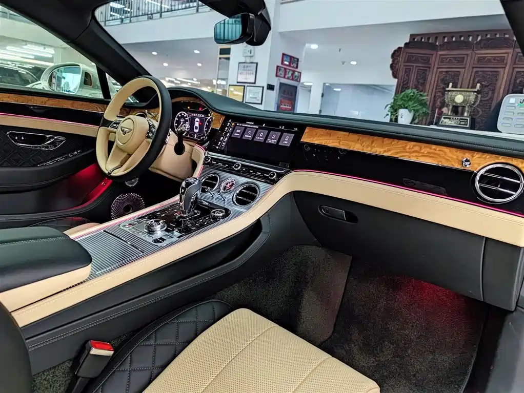 Bentley Continental 2020 — фото 13