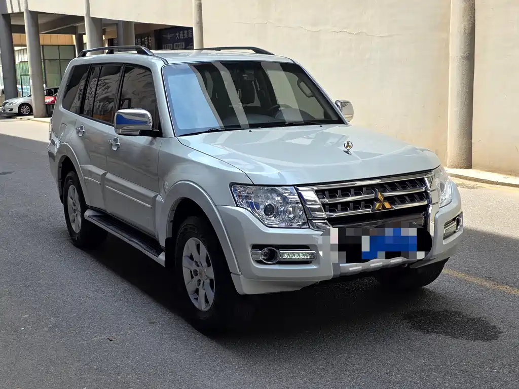 Mitsubishi Pajero 2020