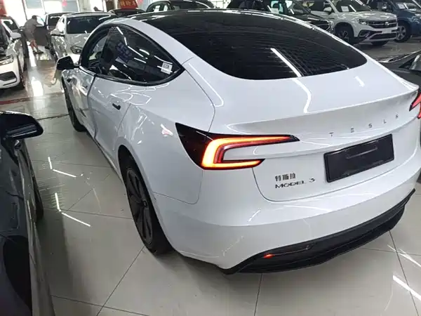 Tesla Model 3 2024