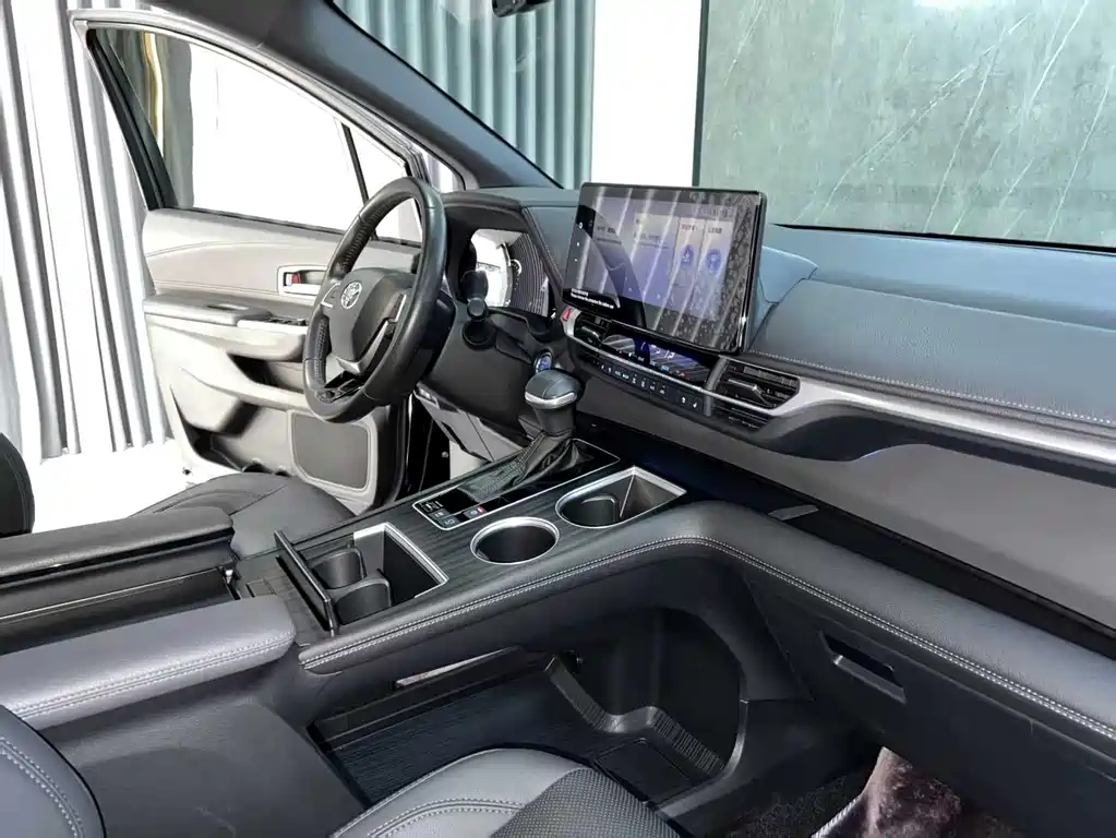 Toyota Sienna 2023 — фото 13