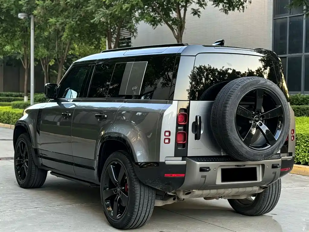 Land Rover Defender 2023 — фото 19