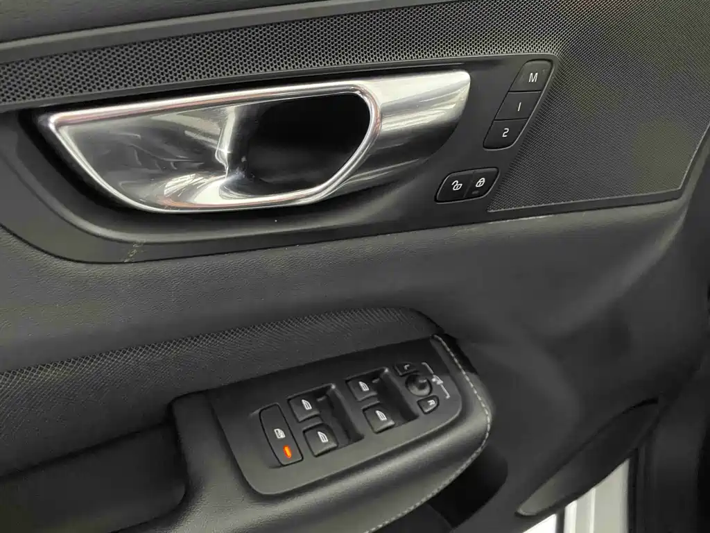 Volvo XC60 Plug-In Hybrid 2021 — фото 15