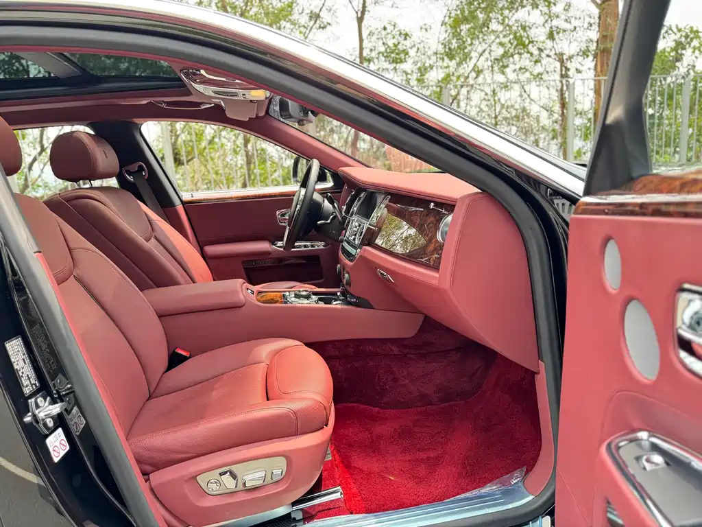 Rolls-Royce Ghost 2017 — фото 17