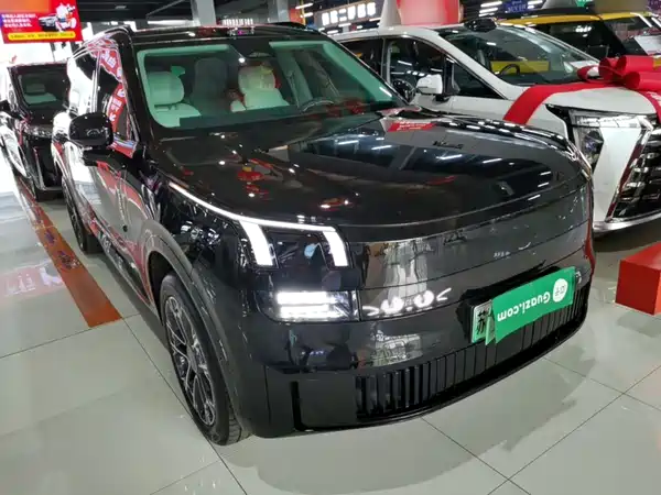 Lynk & Co 900 2025