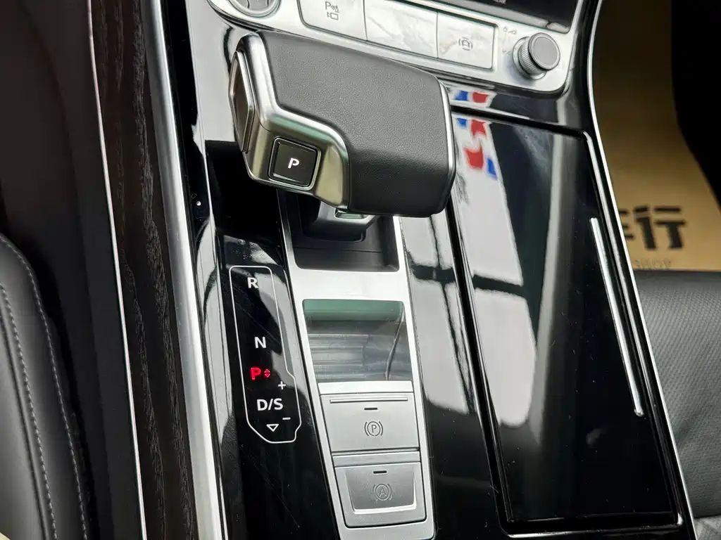 Audi A8 2021 — фото 17