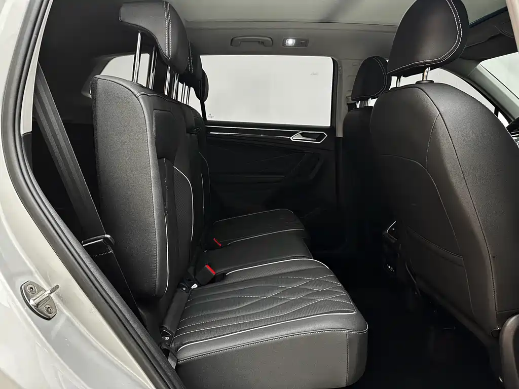 Volkswagen Tiguan L 2023 — фото 15