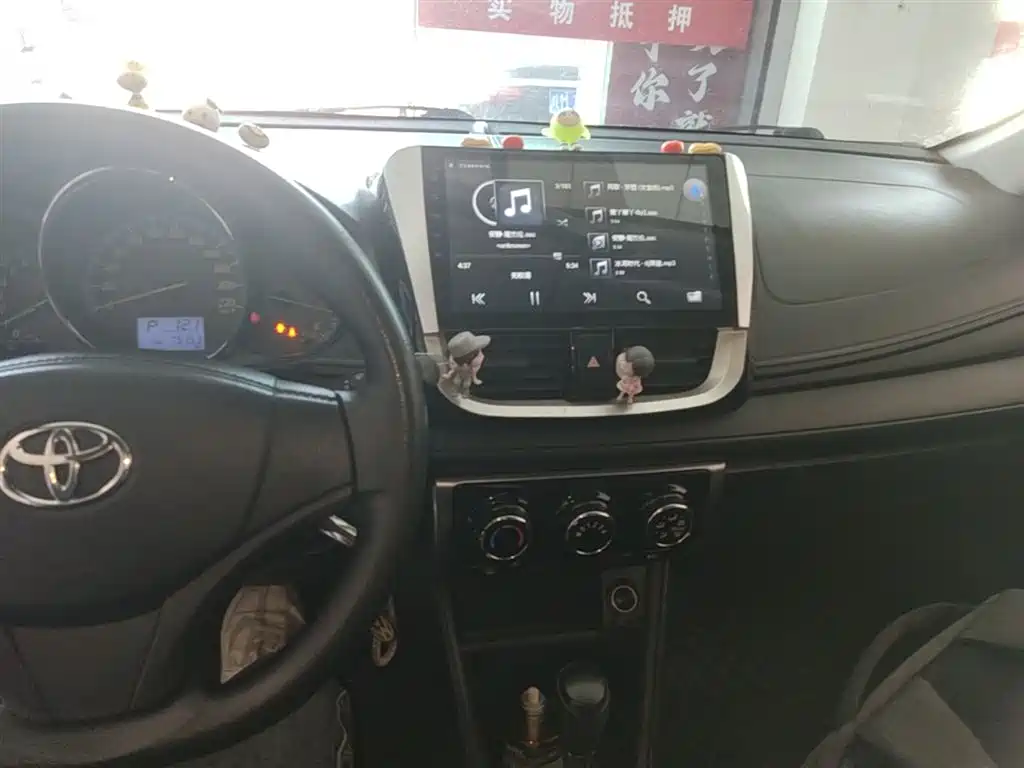 Toyota Yaris L 2017 — фото 13