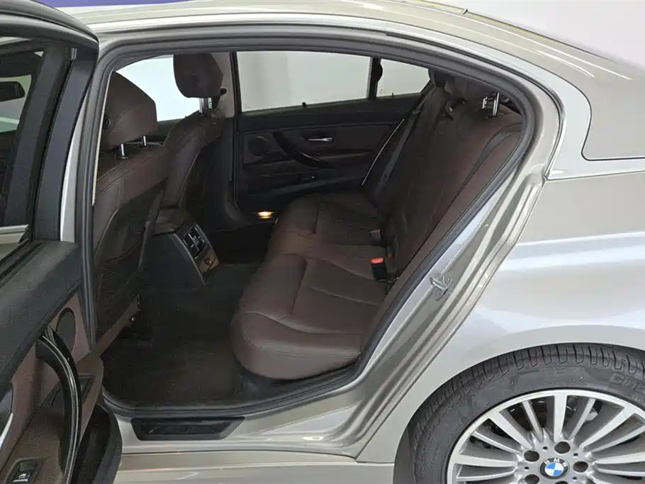 BMW 3 Series 2019 — фото 11