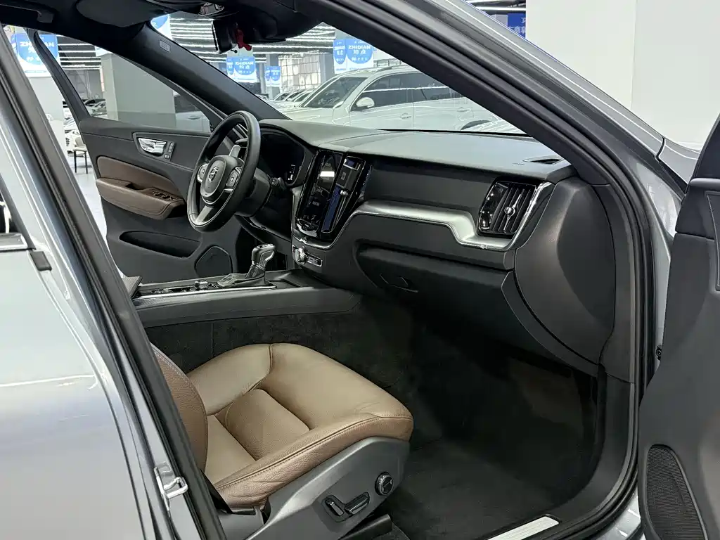 Volvo XC60 2021 — фото 22