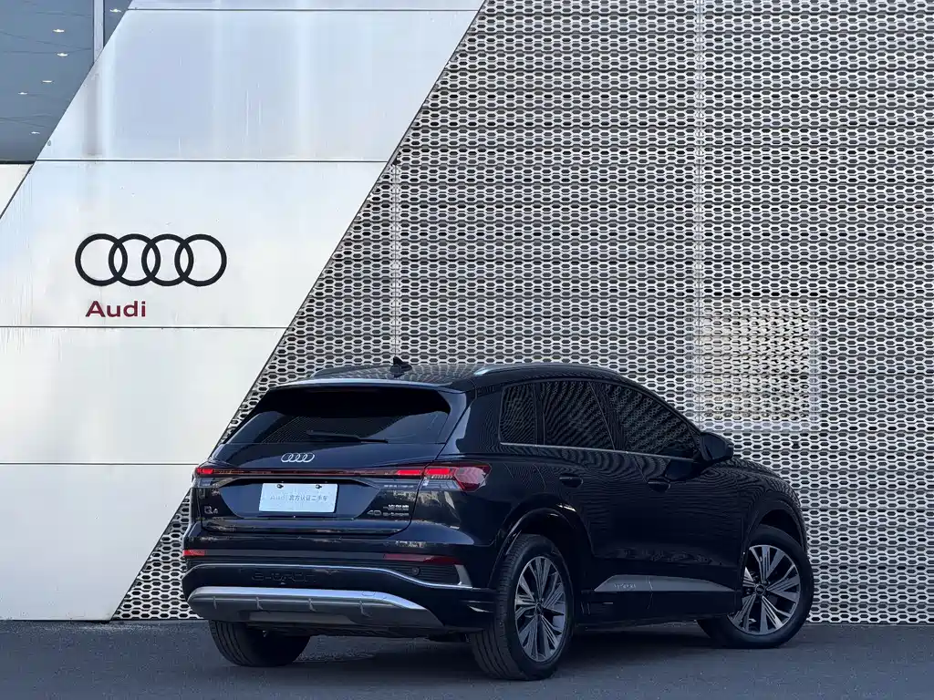 Audi Q4 e-tron 2023 — фото 4