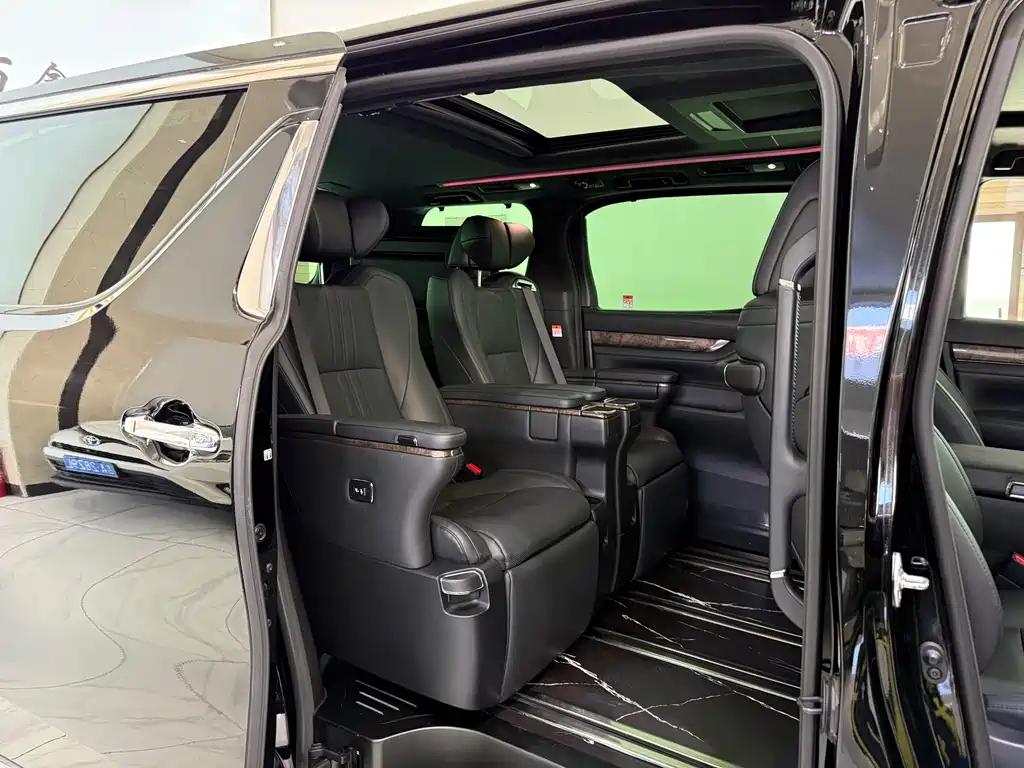 Toyota Alphard 2022 — фото 11