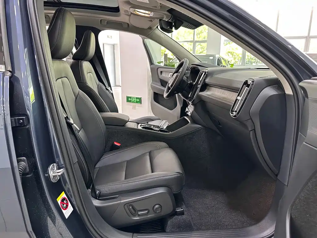 Volvo XC40 — фото 15