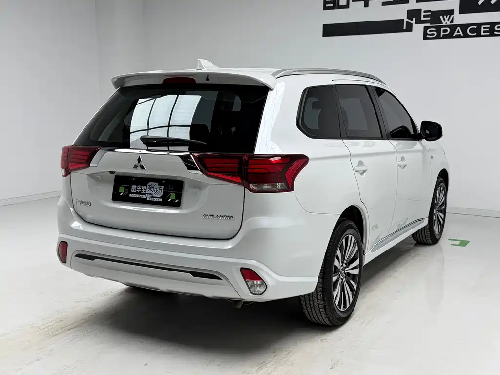 Mitsubishi Outlander 2021 — фото 4