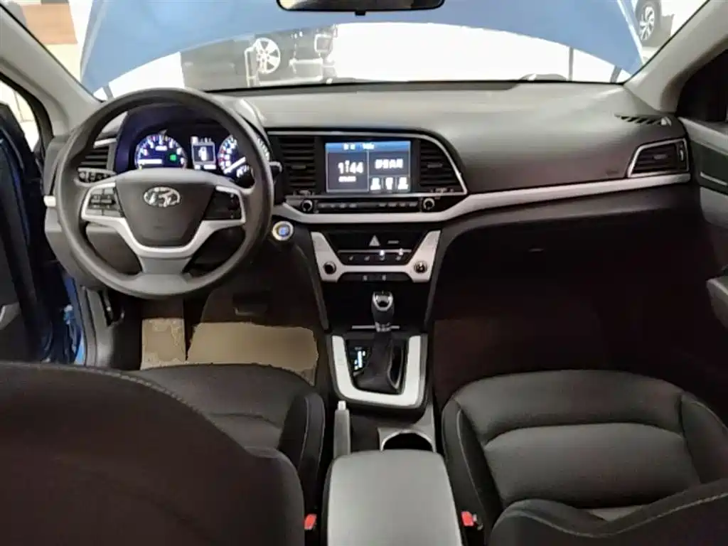 Hyundai Elantra 2018 — фото 10