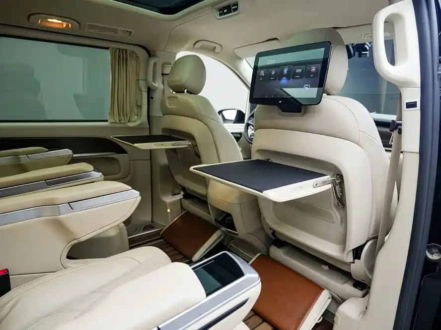 Mercedes-Benz V-Class 2022 — фото 24