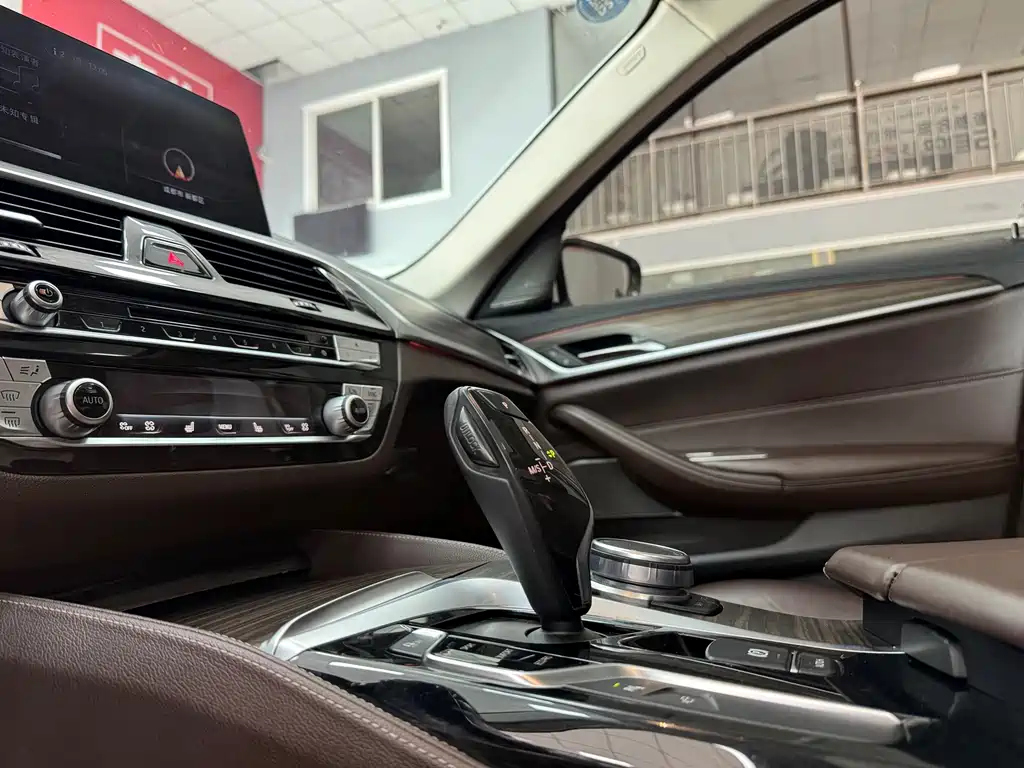 BMW 5 Series 2018 — фото 9