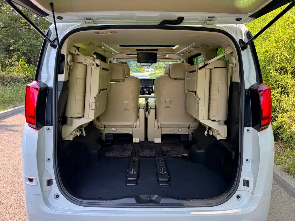 Toyota Alphard 2022 — фото 16