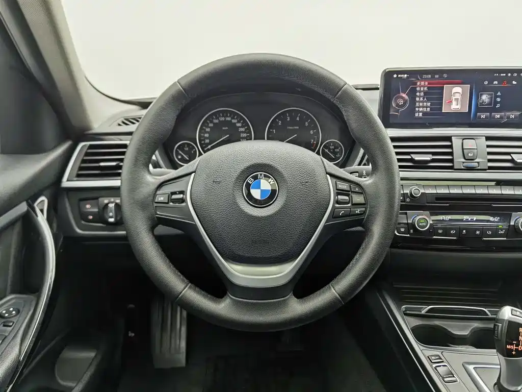 BMW 3 Series 2017 — фото 11