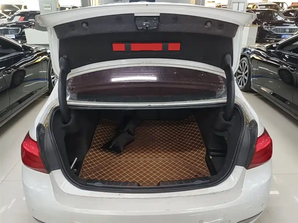 BMW 3 Series 2017 — фото 19