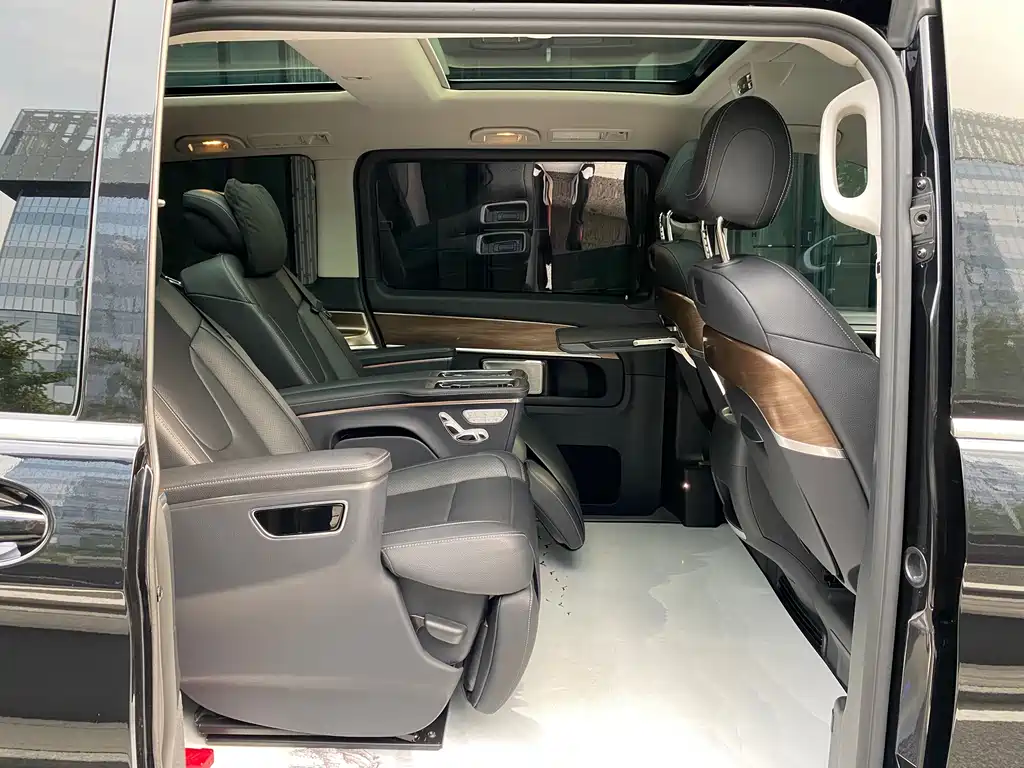 Mercedes-Benz V-Class 2023 — фото 12