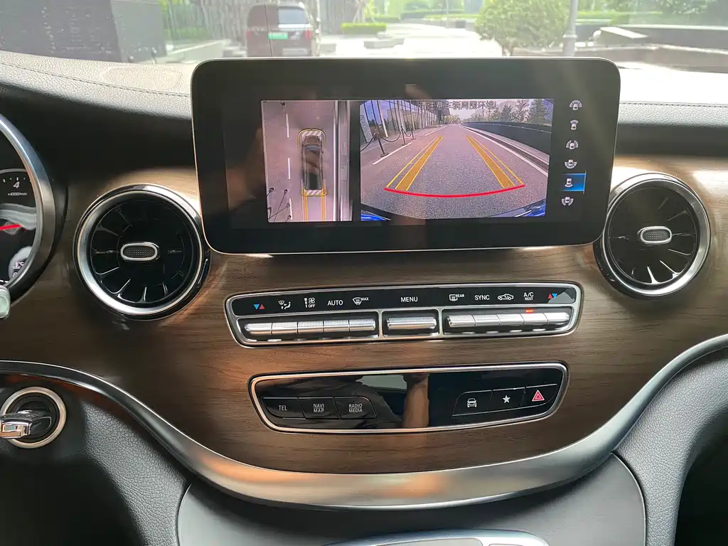 Mercedes-Benz V-Class 2023 — фото 24